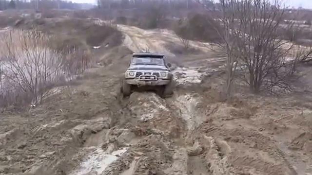 Nissan Patrol Y60 4 2D off road in mud смотреть онлайн