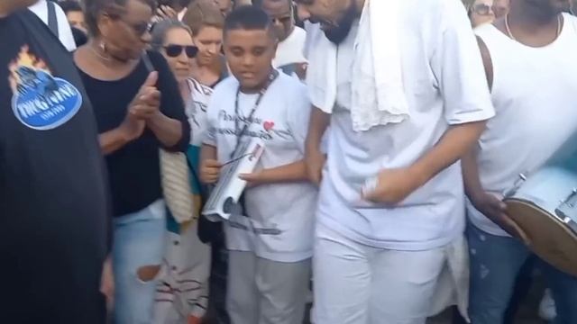 Enterro de Anderson do Molejo, do jeito que ele queria, com muita música e alegria na sua despedida смотреть онлайн
