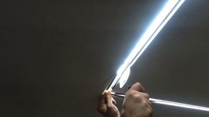 Как сделать световые линии в натяжном потолке и вариант парящего потолка в ванной для основного осве