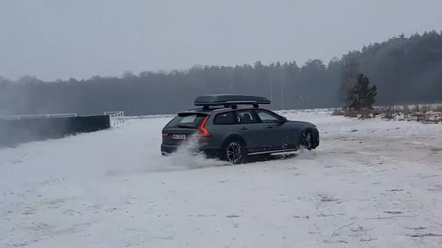 MC RALLY VOLVO V90 CROSS COUNTRY T6 AWD смотреть онлайн