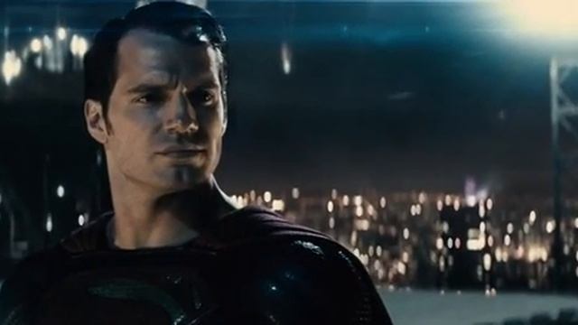 “DIOS CONTRA EL HOMBRE. EL DÍA CONTRA LA NOCHE. EL HIJO DE KRYPTON CONTRA EL MURCIÉLAGO DE GOTHAM.