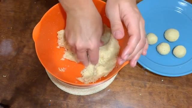 КЕТО кокосовые Конфеты . Кокосовые лимонные фэт бомбы | Keto Lemon Coconut Balls (No-Bake) смотреть онлайн