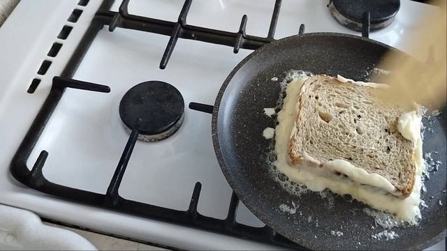 горячий бутерброд на сковороде. булка, сыр, яйцо, ветчина смотреть онлайн