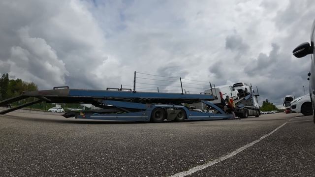 Разгрузка автовоза.