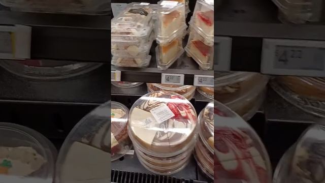 Торты в магазине Волмарт. Walmart Store.