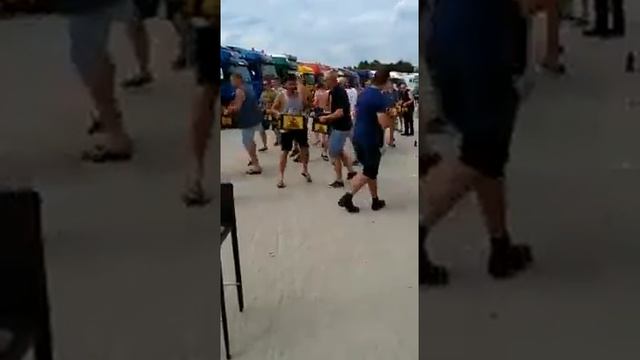 Дальнобойщики играют на пивных бутылках