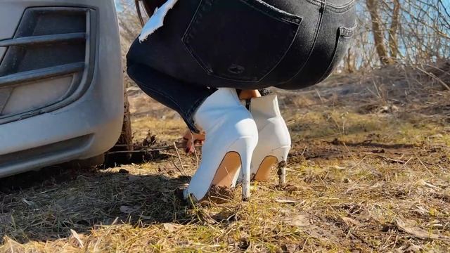 CARSTUCK || Stuck in the wet ground in white high heels смотреть онлайн