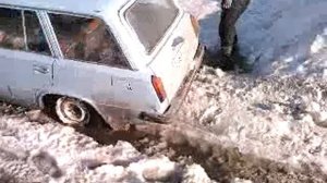 ваз 2102 пробивается по снегу