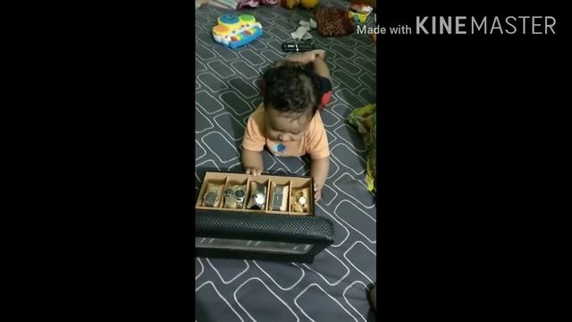 Smart baby boy selecting watch and playing with mummy 6 mahine k Bache ka ghadi k liye pyar смотреть онлайн