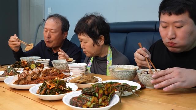 묵은지 통삼겹찜에 오이소박이와 각종 집밥 반찬들로 푸짐한 한 상! (Steamed Pork Belly With Kimchi) 요리&먹방!! - Mukbang Eating Show
