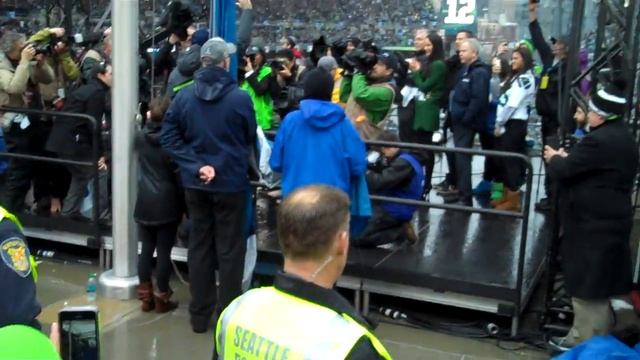 2014 NFC Championship - Paul Allen raising the 12th man flag смотреть онлайн