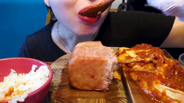 ASMR)🔥실비김치와 🥩통스팸을 흰쌀밥에 얹어~더 매워진거 맞쥬?🥵 나 한방에 KO! 🔥Silbi Kimchi and 🥩Spam on white rice~ смотреть онлайн