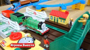 Играем в поезда ! Игрушки из мультика Паровозик Томас !