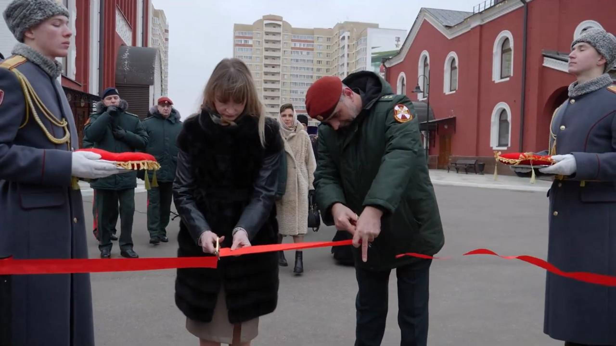 Аллея у храма смотреть онлайн