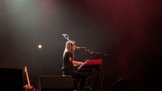 Julien Baker - "Claws In Your Back" @ Palace Theater, Los Angeles 12/14/2017 смотреть онлайн