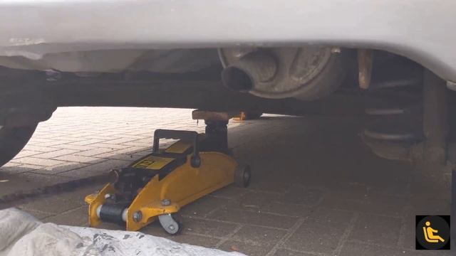 How to Safely Jack up a Mk1 Toyota Yaris смотреть онлайн
