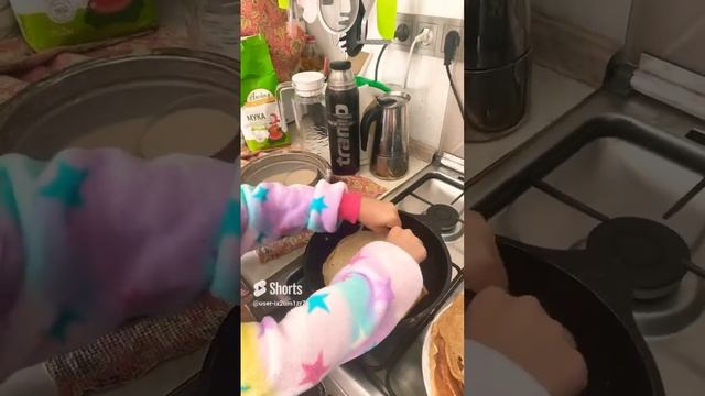 С братиком стряпаем блинчики🥞#блины#блинчики#братья#шортс смотреть онлайн