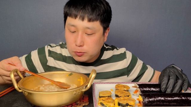 SUB) 고스트페퍼 칼국수와 엄마가 만들어주신 김밥 먹방 KOREAN MUKBANG смотреть онлайн