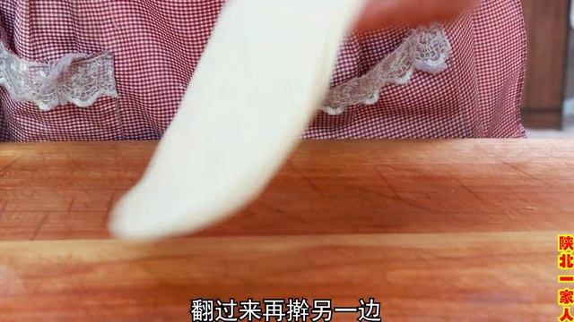 改艳蒸几十张春饼，张张薄如纸，饼皮卷菜越嚼越香！【陕北一家人】 смотреть онлайн