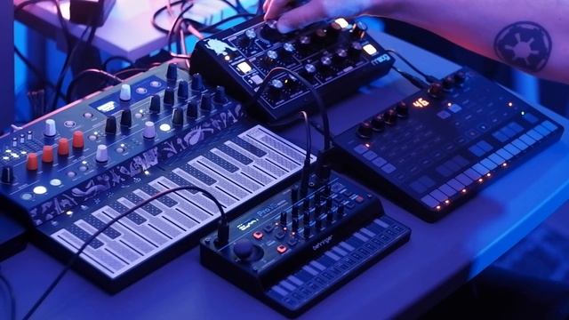 Pro VS Mini / Minitaur / Microfreak / Uno Synth - Synthpop Demo смотреть онлайн