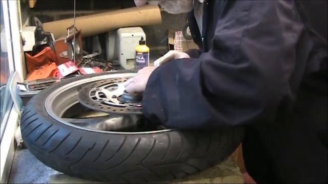 Fitting New Wheel Bearings to ST1300 Front Wheel смотреть онлайн