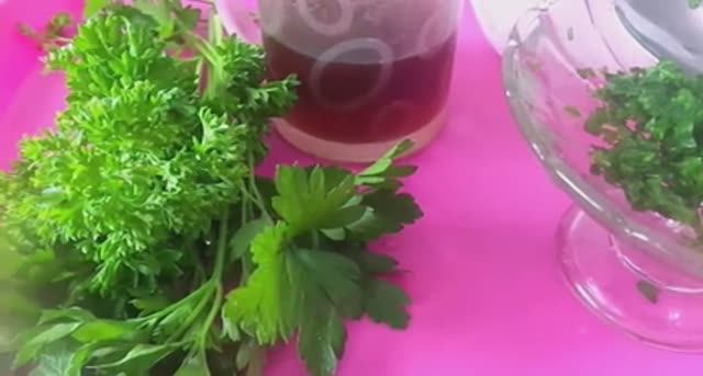 Приготовление Омолаживающей Маски из Листьев Петрушки для Всех Типов Кожи в Домашних Условиях. смотреть онлайн