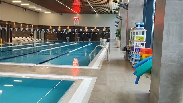 Современный фитнес клуб. Доступен не всем, но иногда хочется побывать в этом замечательном месте. смотреть онлайн