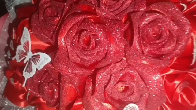 Розы из атласных лент