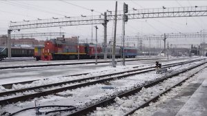ТЭМ18ДМ-574 с пассажирским вагоном и вагоном «Тягово-энергическая лаборатория»