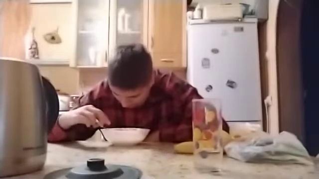 Komputersem ест борщ