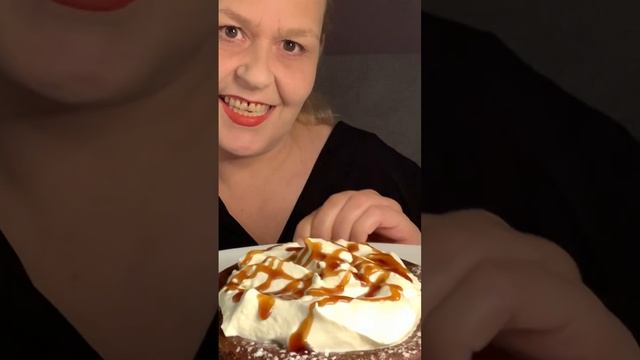 ASMR 먹방 #chocolate #mudcake #wippingcream #caramelsauce смотреть онлайн