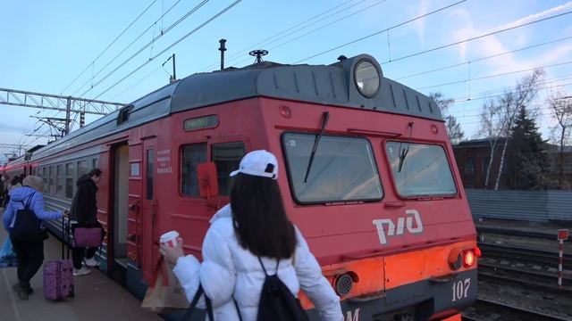6-вагонка до Крюково! Электропоезд ЭТ2М-107 на станции Тверь смотреть онлайн