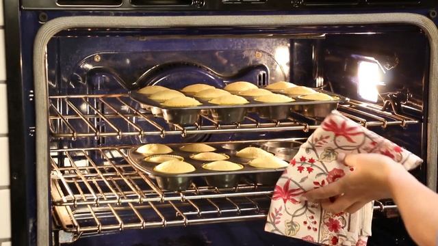 PINEAPPLE CUPCAKES! Summer fun Cupcakes with My Cupcake Addiction смотреть онлайн
