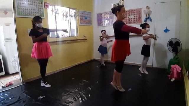 SHAYRA na aula de Ballet professora Leda 13112021 c5 смотреть онлайн