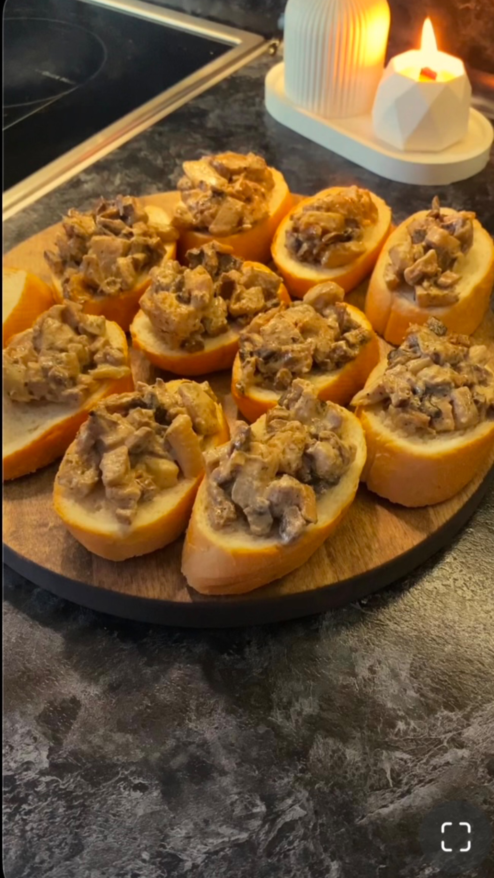 Брускетты с баклажанами и грибами в сливках🍆