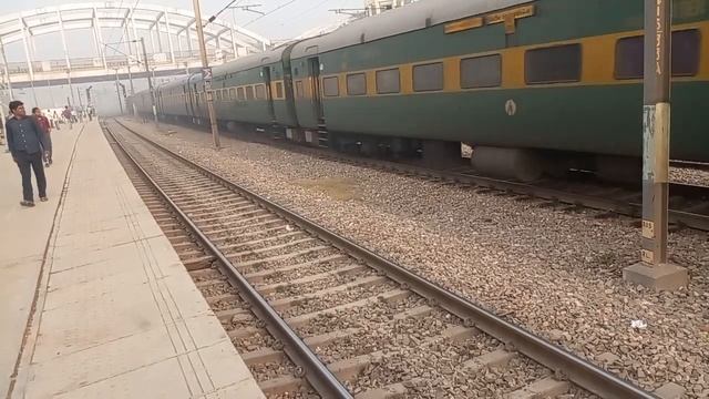 गरिब रथ express crossing from Dadri railway station| india's lo2 baget train смотреть онлайн