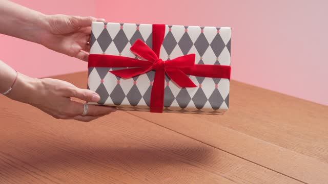 Подробная видео-инструкция: Как упаковать коробку в подарочную бумагу и завязать бант смотреть онлайн