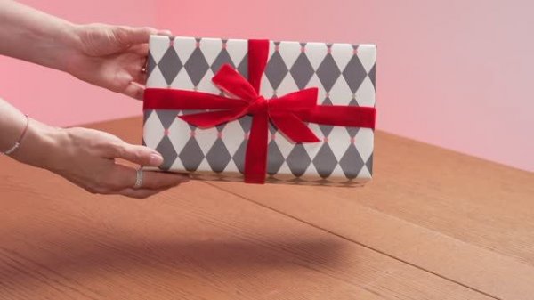 Подробная видео-инструкция: Как упаковать коробку в подарочную бумагу и завязать бант