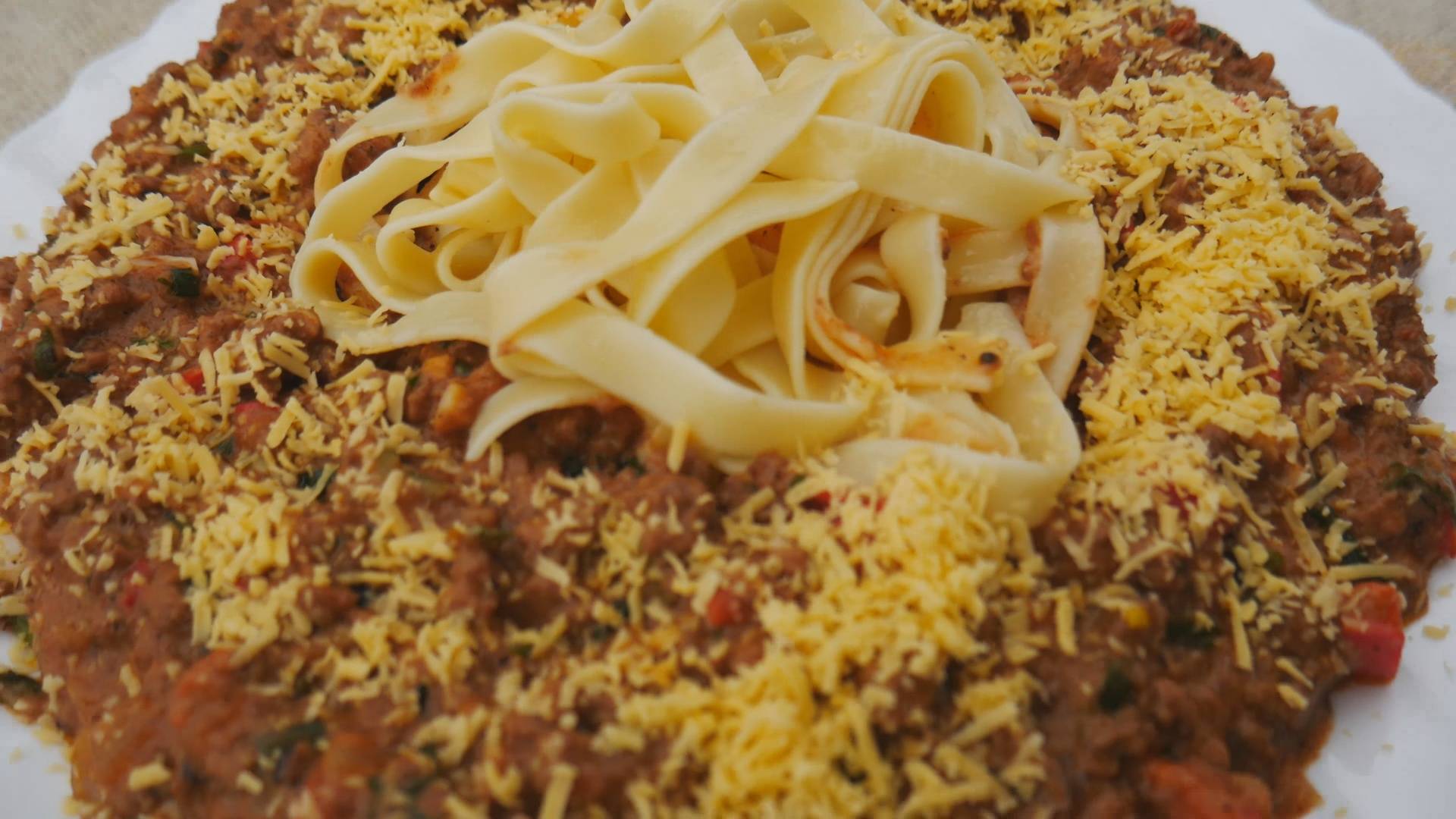 Болоньезе в казане на костре. Вкуснее уже не будет смотреть онлайн