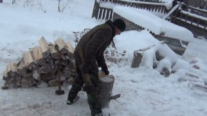 колка дров  колуном и железными клиньями