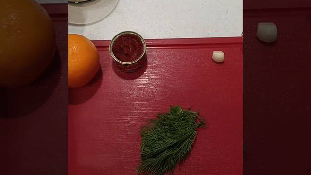 фаршироввный лук в беконе с томатно-апельсиновым соусом. смотреть онлайн