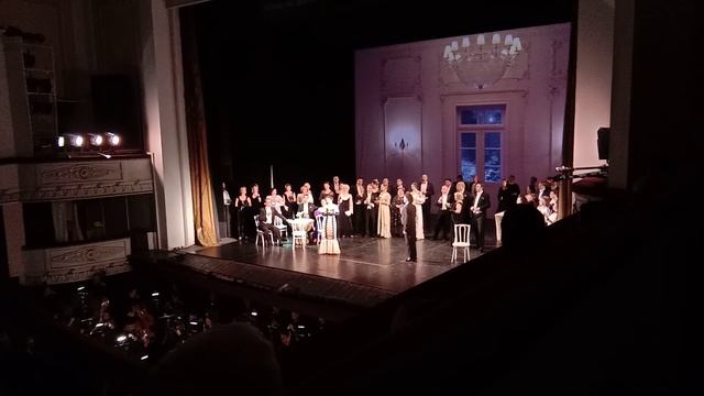 Я пью за любовь.