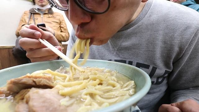 【大食い】[ラーメン二郎 池袋東口店]大ブタWの全マシマシが果てしない！[ラーメン二郎を巡る旅]【358TV】 смотреть онлайн