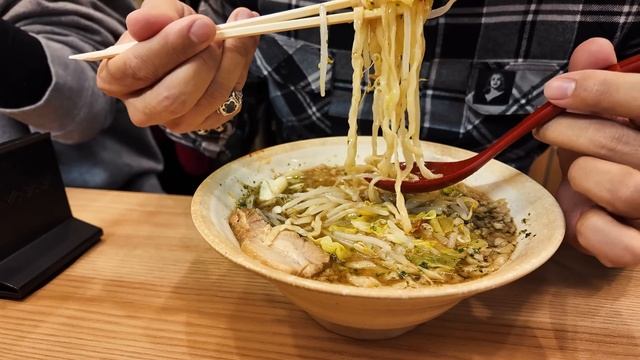 🍜 Looking for ramen in a very unusual snowfall in tokyo [ASMR background video 4K] смотреть онлайн