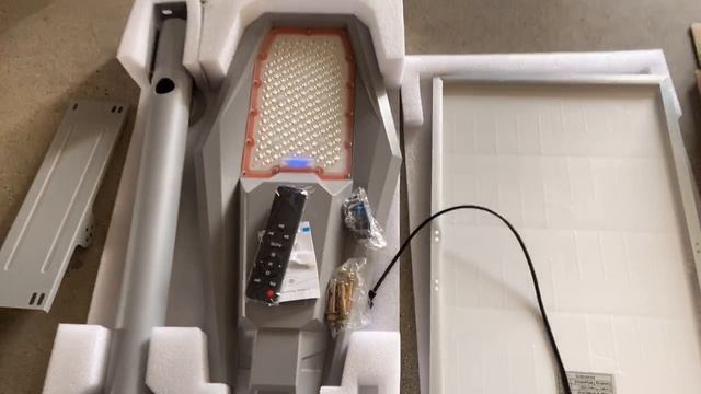 Уличный светильник на солнечной батарее с пультом ДУ. смотреть онлайн