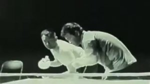 Брюс Ли играет нунчаками в настольный тенис