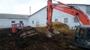 Экскаватор Hitachi вытаскивает технику из дерьма (навоза).