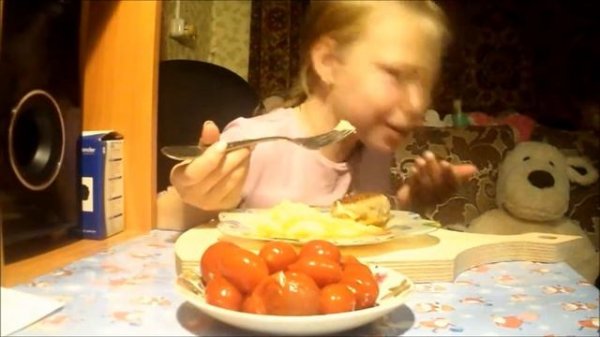 MUKBANG  Пюре с котлетой и маринованые помидорами