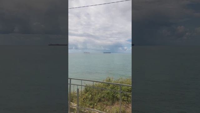Черное море в облачный день. Вид из окна поезда. Едем в Сочи. @tutsi-dieti смотреть онлайн