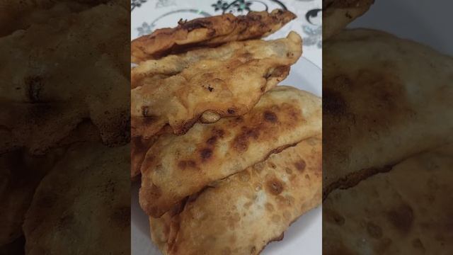 С новым годом/ еда чебуреки. смотреть онлайн